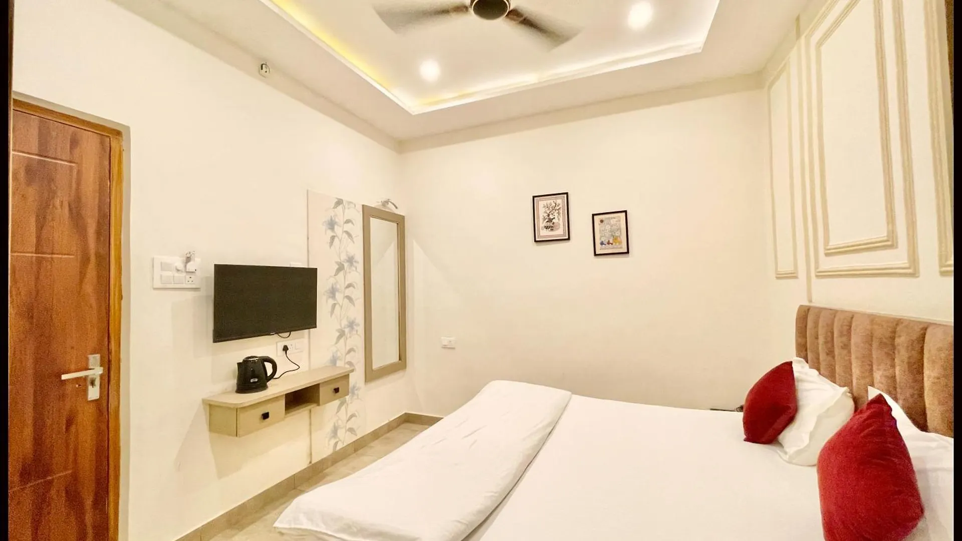 Hotel Shree ! Madhav Stay Palace Near Kashi Vishwanath Temple - Fully Air Conditioning - Best Hotel In Varanasi 4*,  India