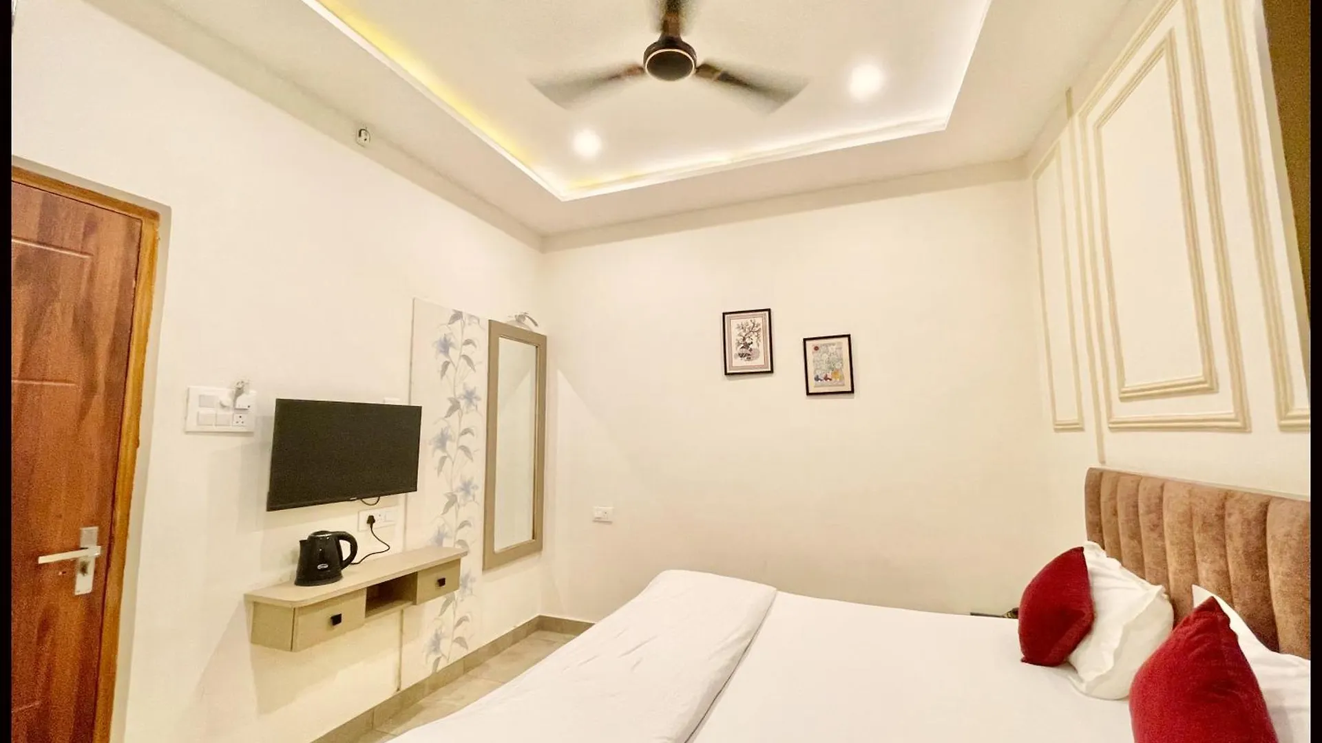 Hotel Shree ! Madhav Stay Palace Near Kashi Vishwanath Temple - Fully Air Conditioning - Best Hotel In Varanasi