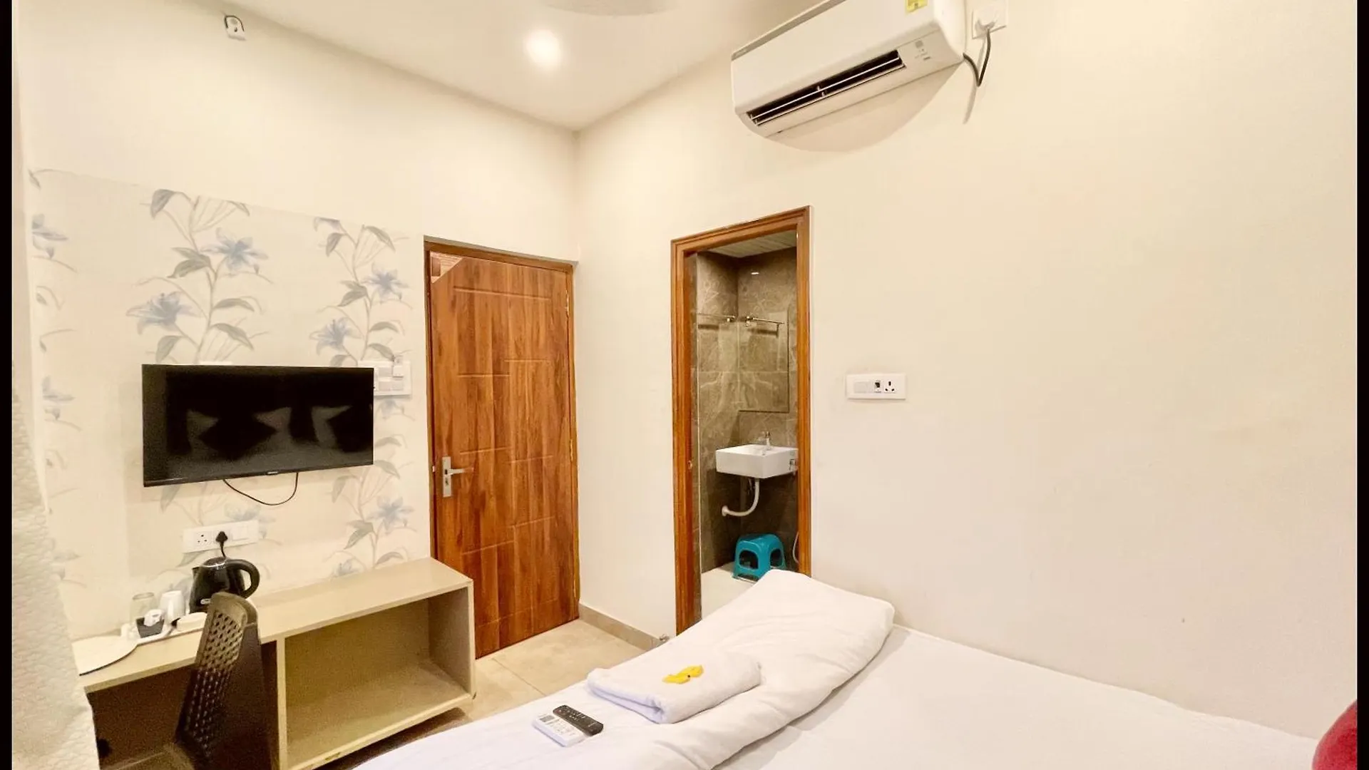 Hotel Shree ! Madhav Stay Palace Near Kashi Vishwanath Temple - Fully Air Conditioning - Best Hotel In Varanasi 4*,