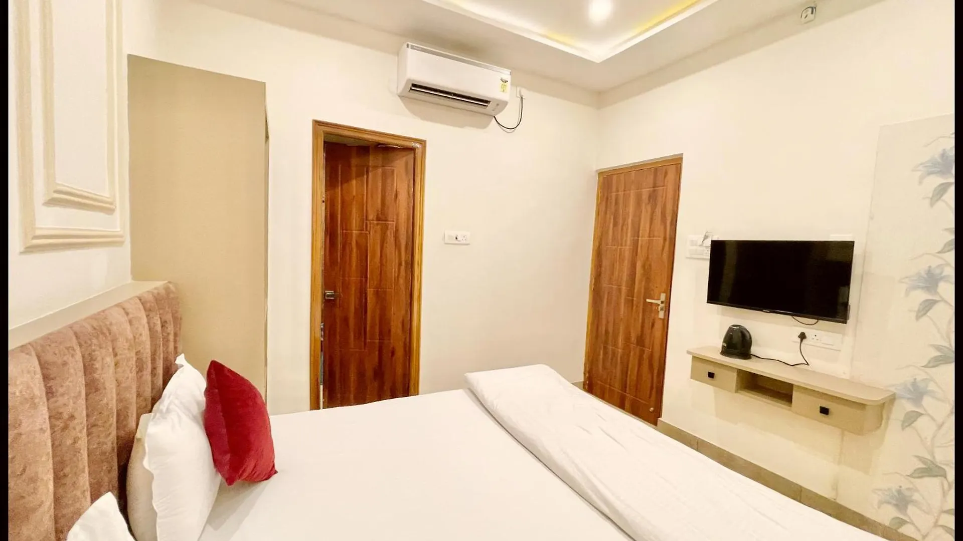 Hotel Shree ! Madhav Stay Palace Near Kashi Vishwanath Temple - Fully Air Conditioning - Best Hotel In Varanasi