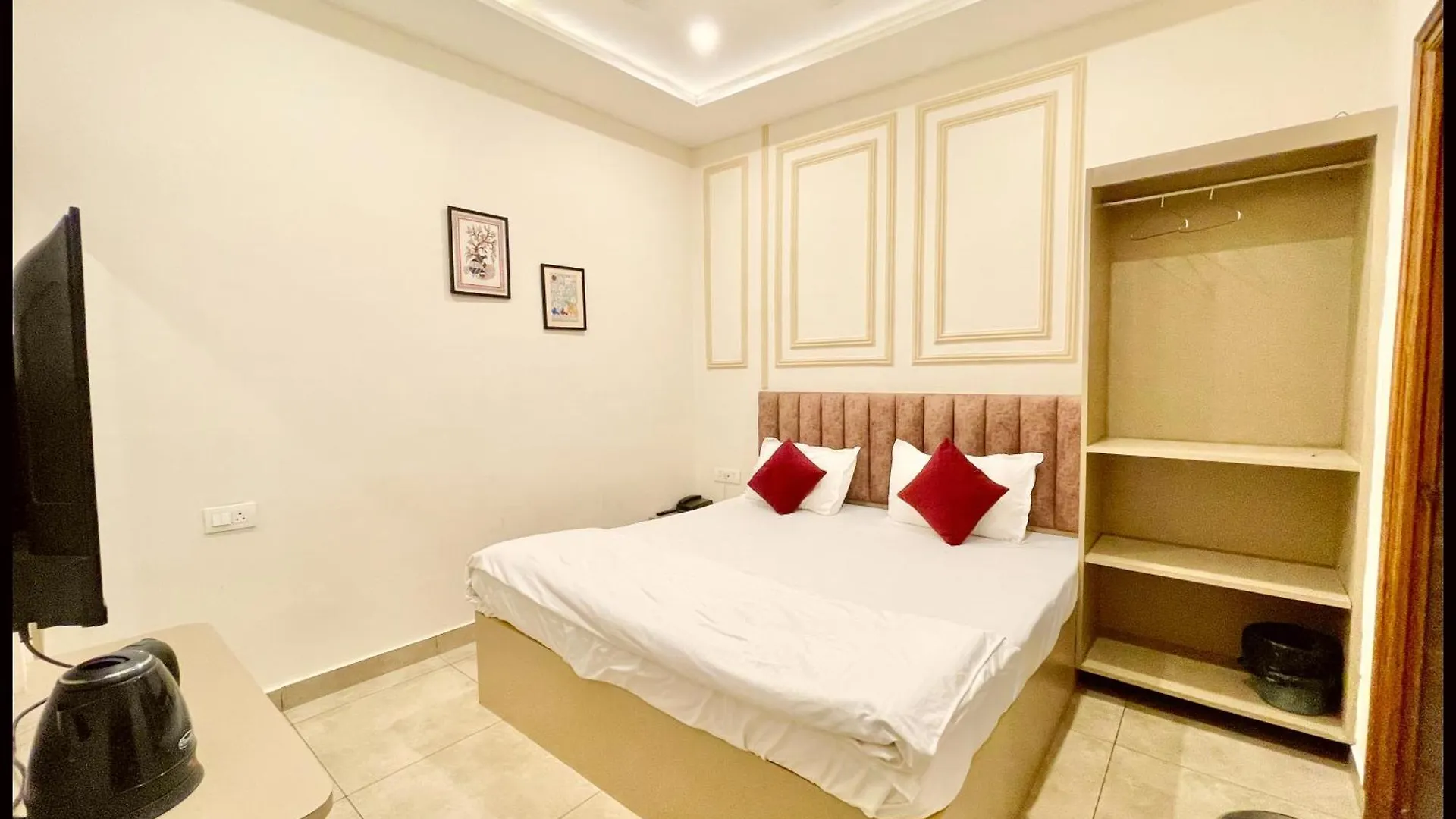 Hotel Shree ! Madhav Stay Palace Near Kashi Vishwanath Temple - Fully Air Conditioning - Best Hotel In Varanasi India